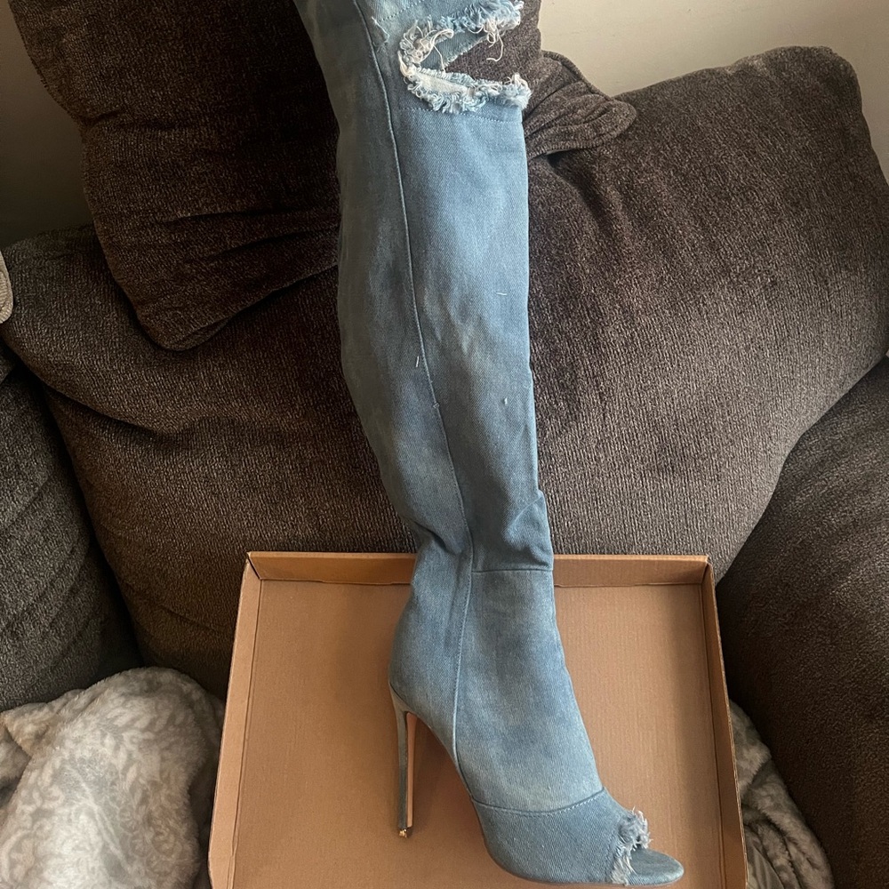 SEVERAL Never worn thigh high heels booties + a purse. 8.5-9